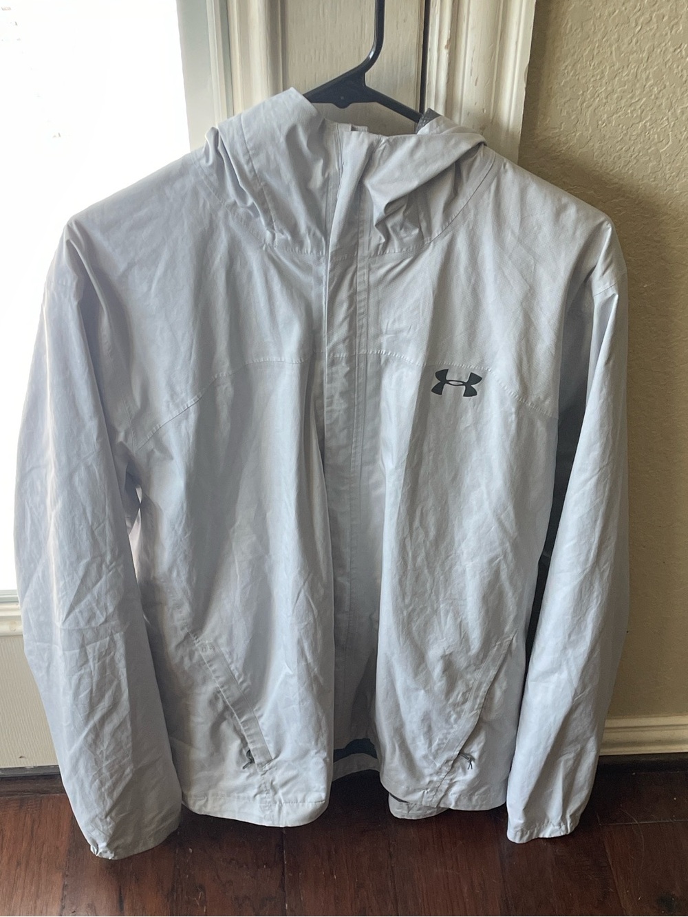 Under Armour Men's Light Gray Windbreaker Men’s size Large